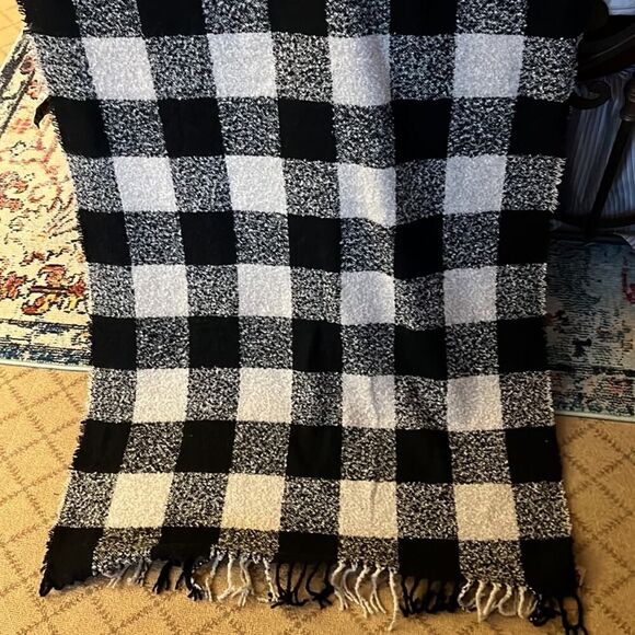 American Eagle black / white buffalo plaid XL textured blanket scarf NWT - Picture 2 of 7